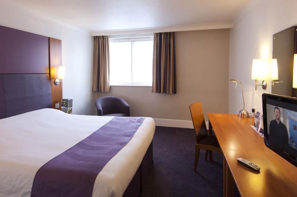 Premier Inn Cardiff Roath Exterior foto